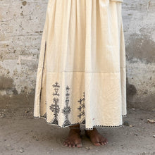 Load image into Gallery viewer, REVERSIBLE SKIRT- A3434 NAYNA MOR TIKDA